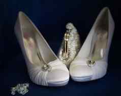 一对新娘的鞋子离合器袋珠宝配件