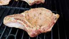 经验丰富的猪肉切肉烧烤烧烤