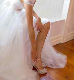 新娘系鞋准备好了婚礼