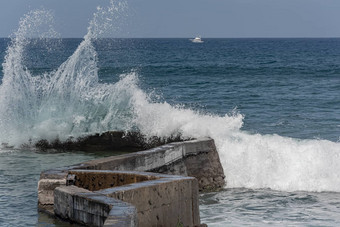 海波溅沿海码头