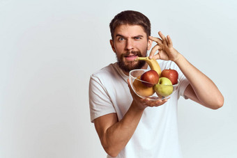 男人。新鲜的水果玻璃杯手势手维生素健康能源模型浓密的胡子胡子