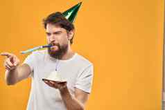 有胡子的男人。蛋糕帽庆祝生日