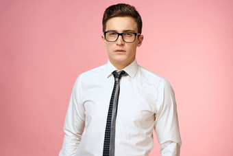 业务男人。白色衬衫领带穿眼镜自信官方粉红色的背景