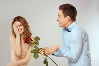 男人。女人红色的玫瑰浪漫爱家庭夫妇假期
