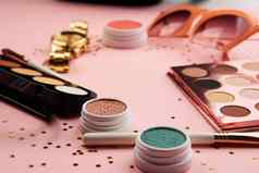 眼影化妆刷集合专业化妆品配件粉红色的背景