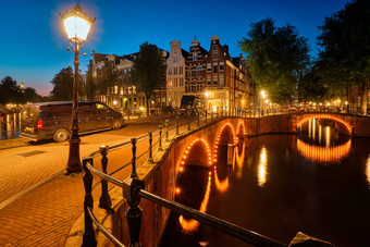 amterdam运河桥中世纪的房子晚上