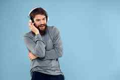 男人。穿耳机音乐情感生活方式现代风格技术蓝色的背景