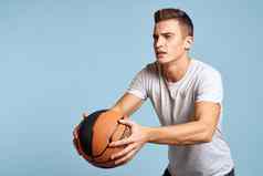 男人。篮球球蓝色的背景体育运动游戏模型白色t恤能源