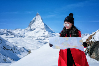 年轻的女旅游地图马特洪峰瑞士