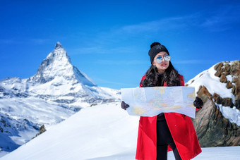 年轻的女旅游地图马特洪峰瑞士