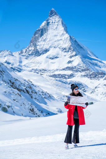 年轻的女旅游地图马特洪峰瑞士