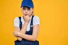 女人工作统一的蓝色的帽交付快递服务黄色的背景