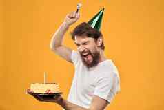 生日男孩帽蛋糕有趣的黄色的背景聚会，派对