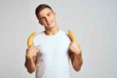 的家伙香蕉手光背景有趣的情绪光背景白色t恤模型