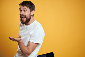男人。平板电脑黄色的背景白色t恤技术商人触摸屏幕触控板