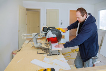 构建器圆形工具减少木踢脚板木制品