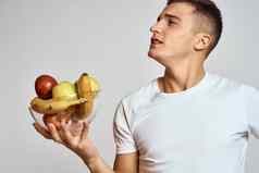 男人。新鲜的水果杯健康生活方式健康的营养维生素