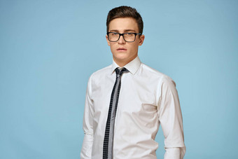 业务男人。白色衬衫领带眼镜自信官方蓝色的背景