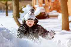 雪首页开车孩子玩在户外雪