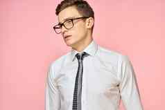 业务男人。白色衬衫领带穿眼镜自信官方粉红色的背景