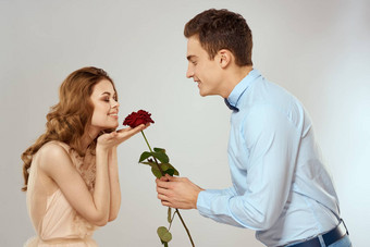 男人。女人红色的玫瑰浪漫爱家庭夫妇假期