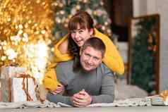 美丽的快乐的夫妇问候圣诞节假期舒适的首页大气