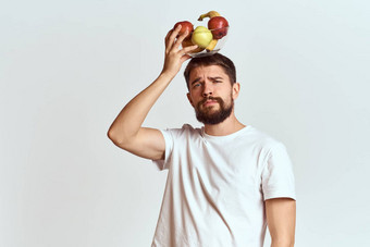 男人。新鲜的水果玻璃杯手势手维生素健康能源模型浓密的胡子胡子