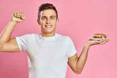情感的家伙汉堡板白色t恤粉红色的背景裁剪视图快食物卡路里
