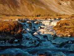 冰岛的惊人的山景观冬天河白
