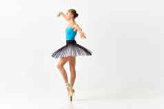 芭蕾舞女演员尖端鞋子图图跳舞孤立的背景