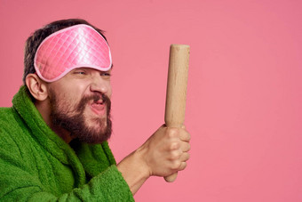 肖像男人。粉红色的睡眠面具木滚动销情绪绿色袍易怒模型