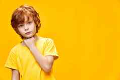 肖像可爱的男孩红头发前面视图黄色的t恤感兴趣面部表达式