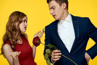 年轻的迷人的夫妇玫瑰的关系浪漫礼物生活方式黄色的孤立的背景