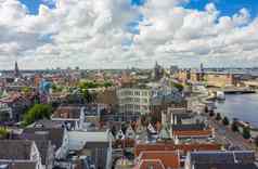 美丽的视图阿姆斯特丹屋顶城市景观空中的角度来看奥斯特多克蓝色的天空大云