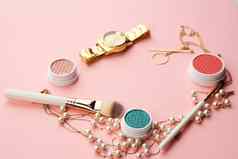 眼影化妆刷集合专业化妆品配件粉红色的背景
