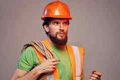 有胡子的男人。建设公司橙色油漆行业