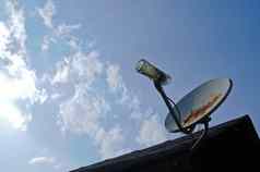 乡村抛物线卫星站蓝色的天空