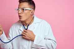 年轻的医生听诊器眼镜粉红色的背景护士实习生模型