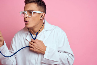 年轻的医生听诊器眼镜粉红色的背景护士<strong>实习生</strong>模型
