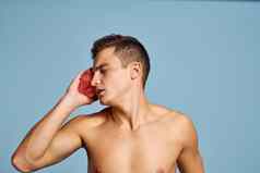 年轻的的家伙粉红色的毛巾手蓝色的背景皮肤护理皮肤病学模型裁剪视图