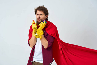 男人。红色的雨衣橡胶手套清洁专业家庭作业
