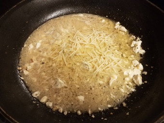 棕色（的）酱汁黄油奶酪长柄平底煎锅