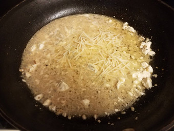 棕色（的）酱汁黄油奶酪长柄平底煎锅
