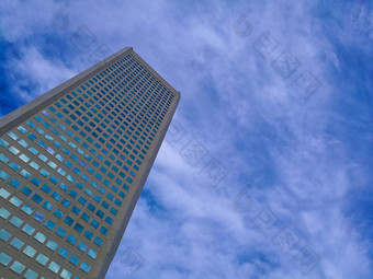 现代企业办公室建筑蓝色的天空夏天