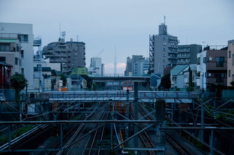 早....太阳上升场景东京大都市复杂的火车之间