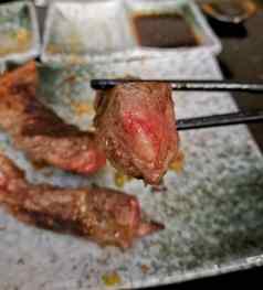 一流的传奇和牛牛肉烤媒介罕见的筷子