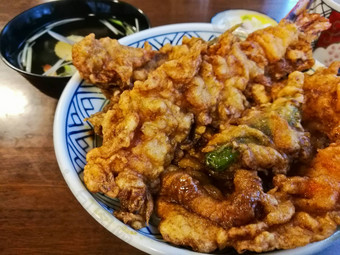 传统的混合虾天妇罗芝麻石油大米