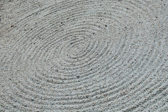 Zen圆形状白色沙子岩石花园地板上