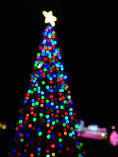 散焦摘要光圣诞节树形状庆祝圣诞节