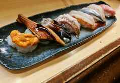 海海胆罗伊鳗鱼烤海鱼寿司服务新鲜的